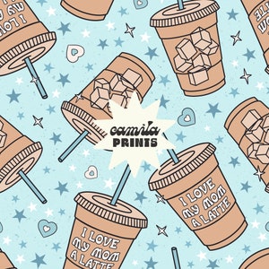 Pode incluir: Um padrão sem costura que apresenta copos de café gelado com o texto "Amo minha mãe um latte" em um fundo azul claro com estrelas brancas, corações e brilhos. O texto "camila PRINTS" também está incluído no padrão.
