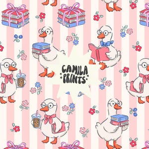 Può includere: Uno schema senza cuciture con oche bianche con occhiali, che tengono libri e una tazza di caffè. Lo sfondo è a strisce rosa e bianche con piccoli fiori e mirtilli.