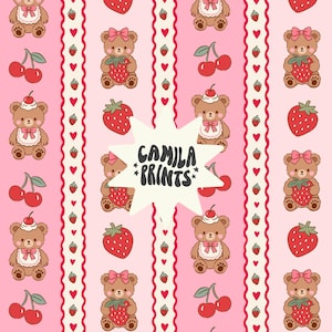 Könnte beinhalten: Ein sich wiederholendes Muster mit Cartoon-Teddybären, die Erdbeeren und Kirschen halten. Die Bären tragen Schleifen und Schürzen. Das Design umfasst vertikale Streifen mit Herzen und Erdbeeren, alles vor einem rosa Hintergrund. Der Text "CAMILA *PRINTS*" befindet sich in einem Stern.