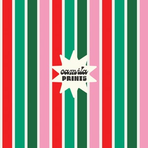 Può includere: Un motivo a righe verticali ripetuto in rosso, verde e rosa. Le righe sono spaziate uniformemente e creano un design grafico audace. Il testo "camilla PRINTS" è in una nuvola di dialogo bianca al centro dell'immagine.