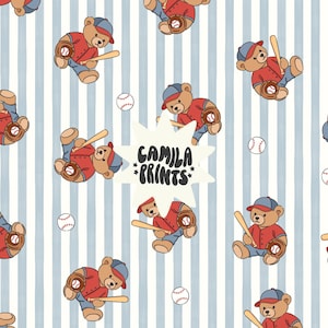Puede incluir: Patrón repetitivo de osos de peluche con uniformes de béisbol, bates y guantes, con pelotas de béisbol sobre un fondo de rayas azules y blancas. El texto "CAMILA *PRINTS*" está en el centro.