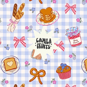 Può includere: Uno schema senza cuciture con uno sfondo a quadri blu e bianchi con varie illustrazioni, tra cui un toast a forma di cuore, una pila di pancake, un barattolo di marmellata, un pretzel, un muffin e un fiocco. Il testo "CAMILA PRINTS" è presente in un fumetto bianco.