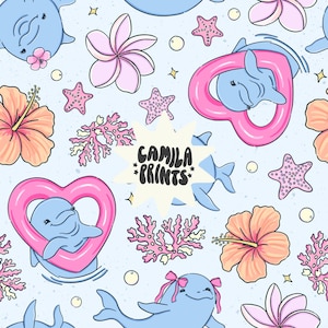 Pode incluir: Padrão sem costura com golfinhos de desenho animado, estrelas do mar, corais e flores em tons de azul, rosa e pêssego. Os golfinhos estão em boias em forma de coração e redondas. O texto "CAMILA PRINTS" está no centro.