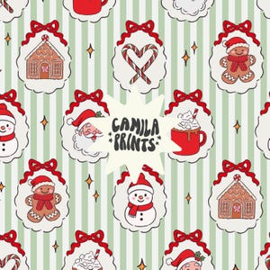 Pode incluir: Um padrão repetitivo festivo com ilustrações natalinas. O design inclui casas de pão de mel, bonecos de neve, Papai Noel, bengalas de doces e chocolate quente, todos emoldurados com laços vermelhos. O fundo tem listras verticais verdes e brancas, com detalhes de estrelas e o texto "CAMILA *PRINTS*".