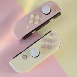 Niestandardowe dwukolorowe kontrolery Joy-Con z motywem sernika truskawkowego