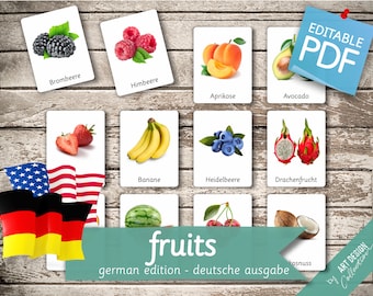 Könnte beinhalten: Ein Satz von Lernkarten mit verschiedenen Früchten und ihren deutschen Namen. Die Lernkarten sind weiß mit weißem Hintergrund und zeigen ein farbiges Bild jeder Frucht. Die deutschen Namen der Früchte sind unter jedem Bild gedruckt. Die Früchte sind: Brombeere, Himbeere, Aprikose, Avocado, Banane, Heidelbeere, Drachenfrucht, Erdbeere, Wassermelone, Kirsche und Kokosnuss.
