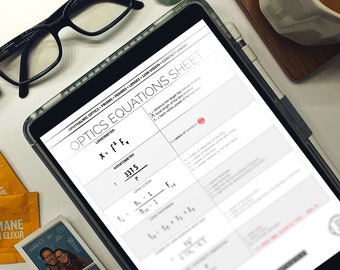 Puede incluir: Una composición sobre el cuidado de los ojos con una tableta que muestra una "Hoja de ecuaciones ópticas", rodeada de gafas, lentes de contacto y una taza de café. La imagen incluye un bolígrafo, solución para lentes de contacto y una tira de fotos.