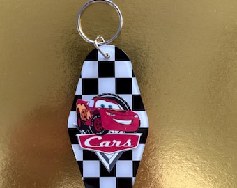 Brelok w kratkę z motywem samochodów