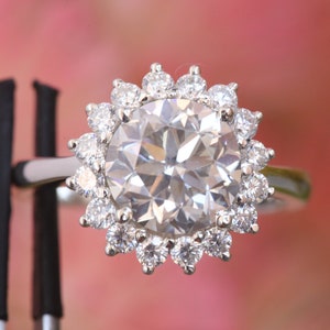 Pierścionek zaręczynowy z okrągłym szlifem Forever One Moissanite, obrączka ślubna z aureolą z diamentów/moissanitu, obrączka ślubna w stylu kwiatowym z moissanitem ze złota 14k/18k