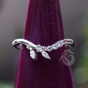 Alianza de boda con hoja de diamante marquesa, delicada alianza curva de moissanita, anillo de rama de oro blanco, anillo único apilable con hojas para mujer.