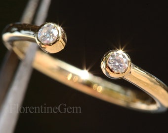 Anillo de moissanita redonda con diamante en oro amarillo de 14 quilates. Anillo de diamantes abierto con bisel. Alianza de moissanita con diamante.