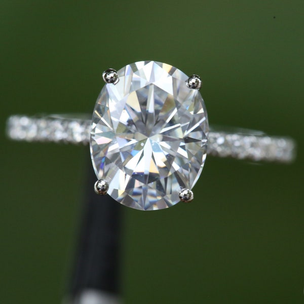 Anillo de compromiso de halo oculto de corte ovalado, anillo de compromiso de moissanita personalizado ovalado de hielo triturado de 1,65 quilates, anillo de halo oculto de diamantes, anillo de Hailey bieber
