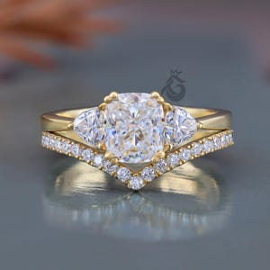 Set di 3 anelli con moissanite taglio cuscino, oro giallo 10 carati, pietra laterale taglio trillion, profilo a V curvo, mezza fascia eternity con pavé di accenti, set impilabile