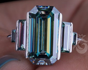 Anillo de compromiso de cinco piedras con moissanita verde esmeralda y baguette, anillo baguette art déco 925, anillo de compromiso con corte esmeralda, baguette con corte escalonado.