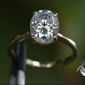 Pu&ograve; includere: Un anello d'argento con un grande diamante ovale trasparente.