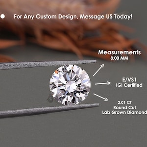 Puede incluir: Un diamante redondo cultivado en laboratorio, de 8,00 mm de diámetro, sujeto con pinzas. El diamante está certificado por IGI, grado E/VS1 y 2,01 CT. Texto: "For Any Custom Design, Message US Today!"