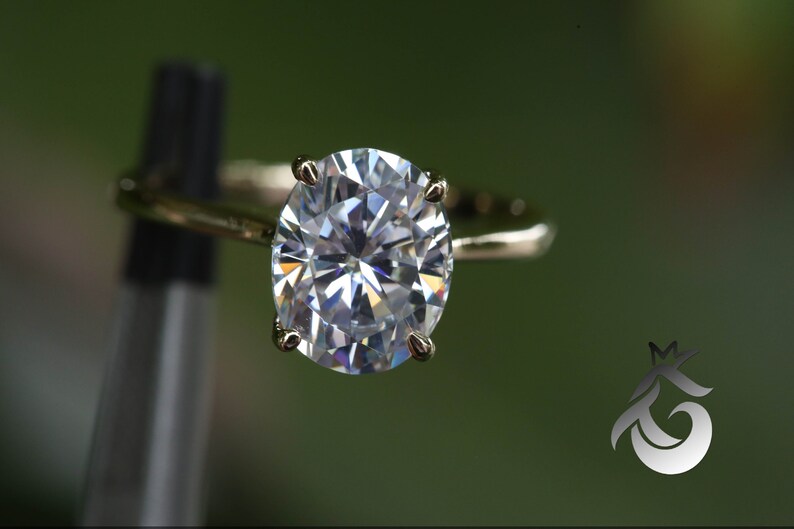 Pu&ograve; includere: Un anello d'oro con un grande diamante rotondo e trasparente.