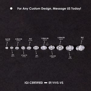 Peut inclure: Une collection de douze pierres précieuses transparentes taille ovale classées par taille, de 2x2,50 mm à 8x5 mm. Chaque pierre est étiquetée avec ses dimensions en millimètres et son poids en carats. Texte : For Any Custom Design, Message US Today! IGI CERTIFIED - EF/VVS-VS.