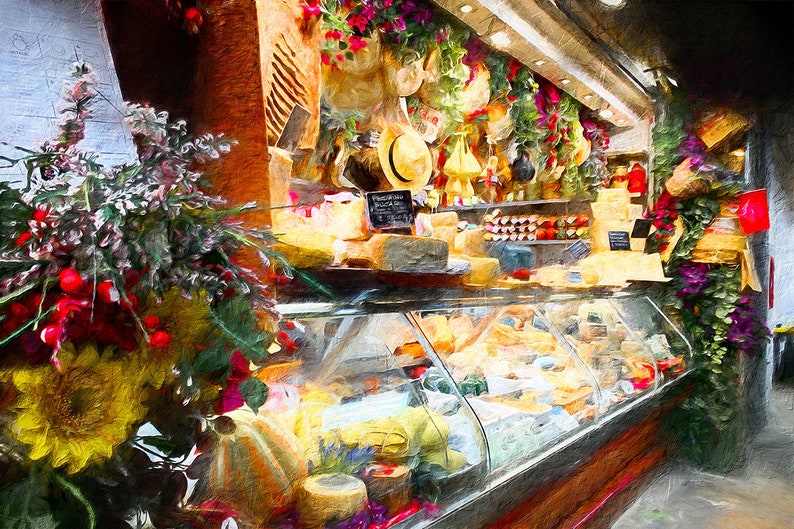 Pu&ograve; includere: Un banco espositore pieno di diversi tipi di formaggio, tra cui alcuni avvolti in carta marrone. Il banco &egrave; illuminato dall'alto e ci sono fiori e cappelli di paglia appesi sopra.