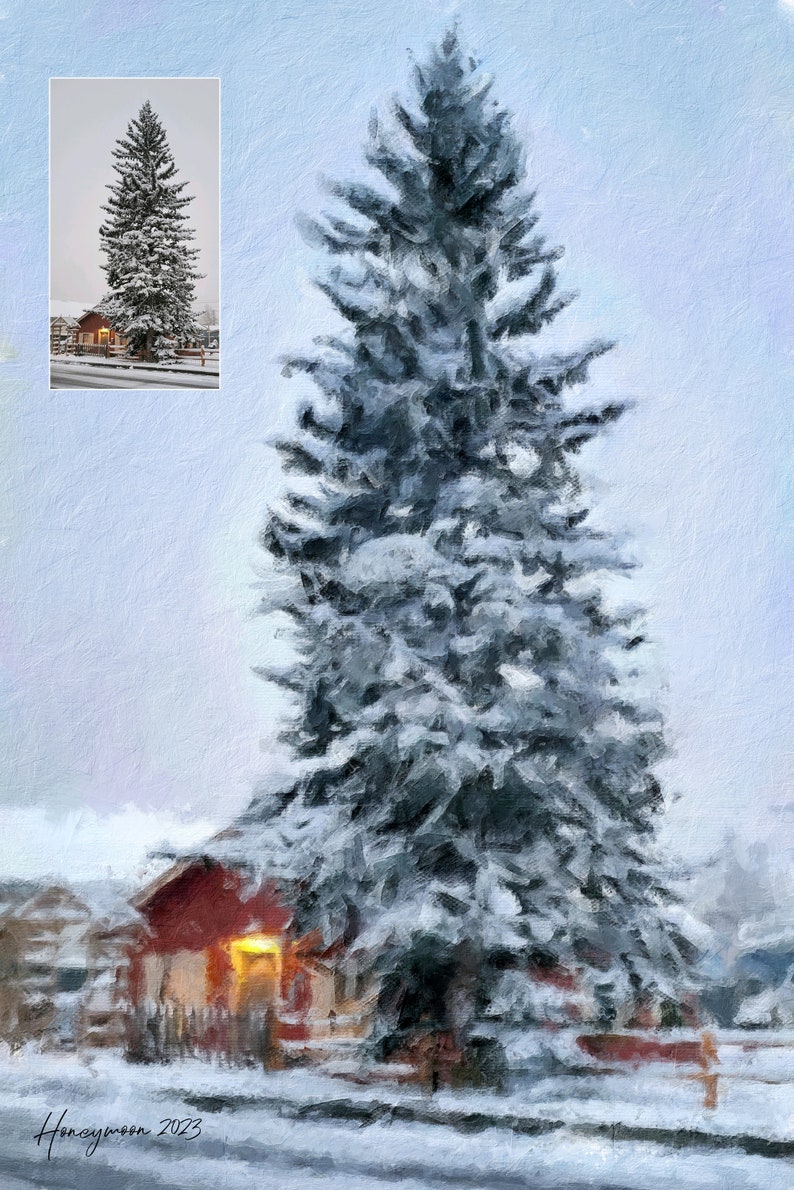 Pu&ograve; includere: Una scena invernale innevata con un grande albero sempreverde ricoperto di neve di fronte a una casa rossa con una finestra illuminata. La casa ha una staccionata bianca e il terreno &egrave; ricoperto di neve. Il testo "Honeymoon 2023" &egrave; scritto nell'angolo in basso a sinistra dell'immagine.