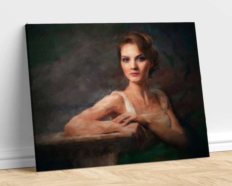 Op de afbeelding: Een schilderij van een vrouw met bruin haar die een witte, mouwloze jurk draagt. De vrouw zit met gekruiste armen en kijkt naar de kijker. De achtergrond is donkergroen en bruin.