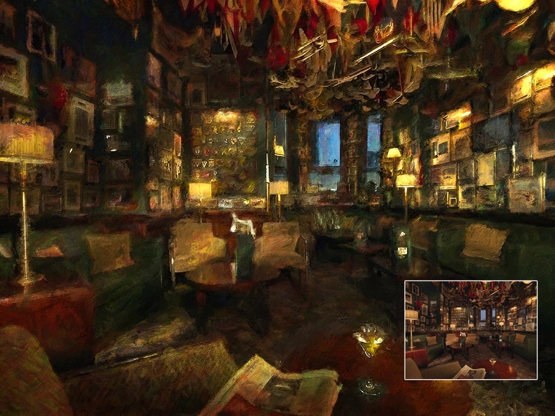 Pu&ograve; includere: Un bar in stile vintage scarsamente illuminato con pannelli in legno scuro, sedute in pelle verde e una collezione di opere d'arte incorniciate alle pareti. Il bar &egrave; decorato con una variet&agrave; di oggetti antichi, tra cui un lampadario, lampade e una collezione di opere d'arte incorniciate. Il bar &egrave; vuoto, ma ci sono diversi bicchieri e bottiglie sul bancone.