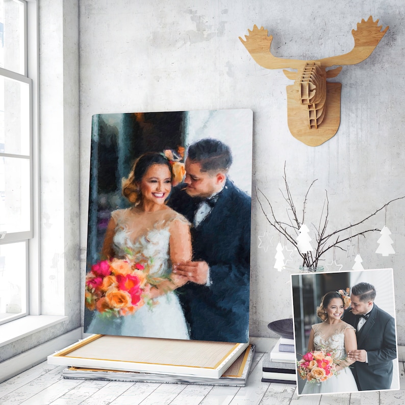 Op de afbeelding: Een schilderij van een stel in trouwtenue. De bruid draagt een witte jurk en houdt een boeket met roze en oranje bloemen vast. De bruidegom draagt een zwart pak en een wit overhemd. Het schilderij is gemaakt in aquarelstijl.