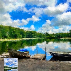 Pu&ograve; includere: Un dipinto che rappresenta una scena di lago con tre barche attraccate a un molo di legno. Il cielo &egrave; blu con nuvole bianche e l'acqua &egrave; di un verde riflettente. Le barche sono di colore grigio scuro e una &egrave; coperta da un telo blu.