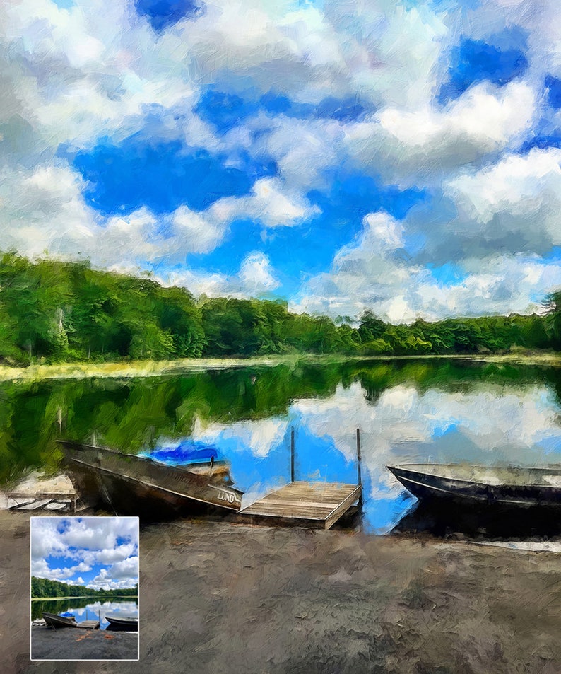 Pu&ograve; includere: Un dipinto che rappresenta una scena di lago con tre barche attraccate a un molo di legno. Il cielo &egrave; blu con nuvole bianche e l'acqua &egrave; di un verde riflettente. Le barche sono di colore grigio scuro e una &egrave; coperta da un telo blu.