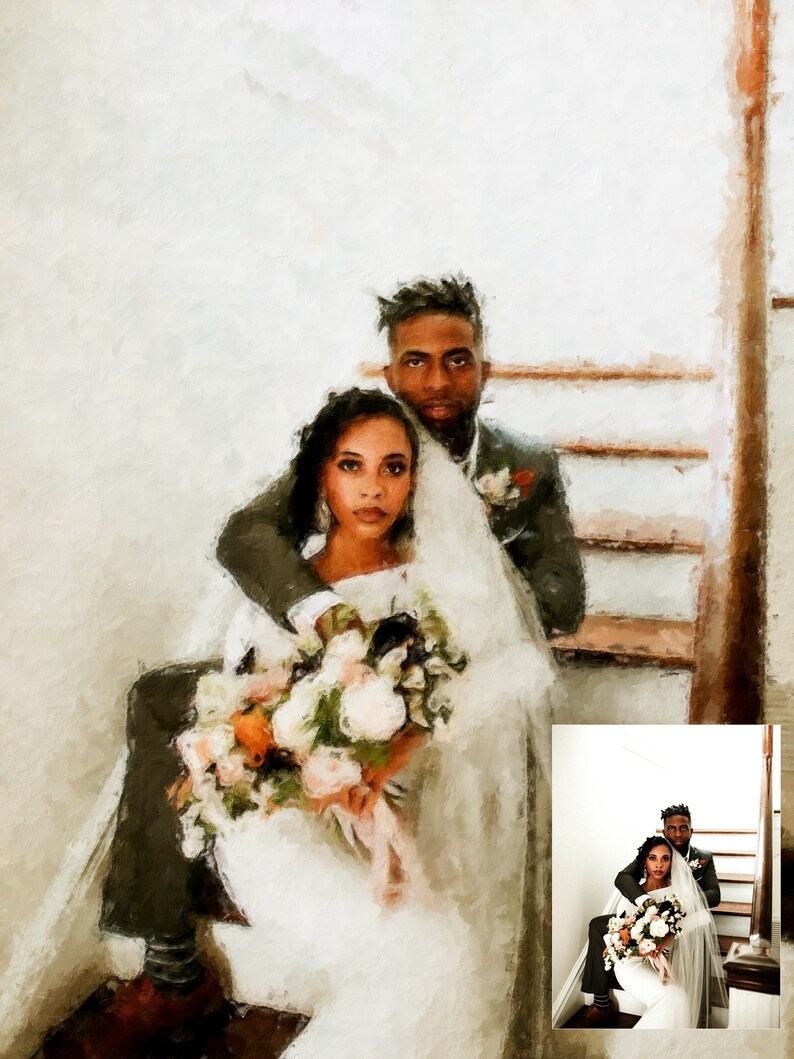Op de afbeelding: Een bruid en bruidegom poseren op een trap, de bruid houdt een boeket met witte en perzikkleurige bloemen vast. Het paar is gekleed in formele kleding, de bruid in een witte jurk en de bruidegom in een donker pak. De afbeelding is geschilderd in een gestileerde, impressionistische stijl.
