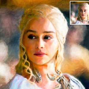 Op de afbeelding: Een schilderij van een vrouw met lang blond haar. Ze draagt een witte jurk en een zilveren ketting. De achtergrond is een wazig, abstract schilderij.
