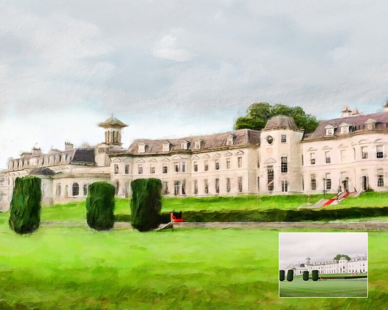 Pu&ograve; includere: Un dipinto ad acquerello di un grande edificio bianco con una torre, circondato da erba verde e alberi. L'edificio ha molte finestre e un tappeto rosso che conduce all'ingresso. Una versione pi&ugrave; piccola dell'edificio &egrave; mostrata nell'angolo in basso a destra dell'immagine.