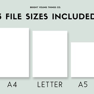 Op de afbeelding: Drie witte rechthoeken met de tekst "A4", "LETTER" en "A5" eronder, die de drie bestandsgroottes aangeven die zijn inbegrepen in de digitale download. De tekst "3 FILE SIZES INCLUDED" staat bovenaan de afbeelding, en de tekst "BRIGHT YOUNG THINGS CO." staat daarboven.