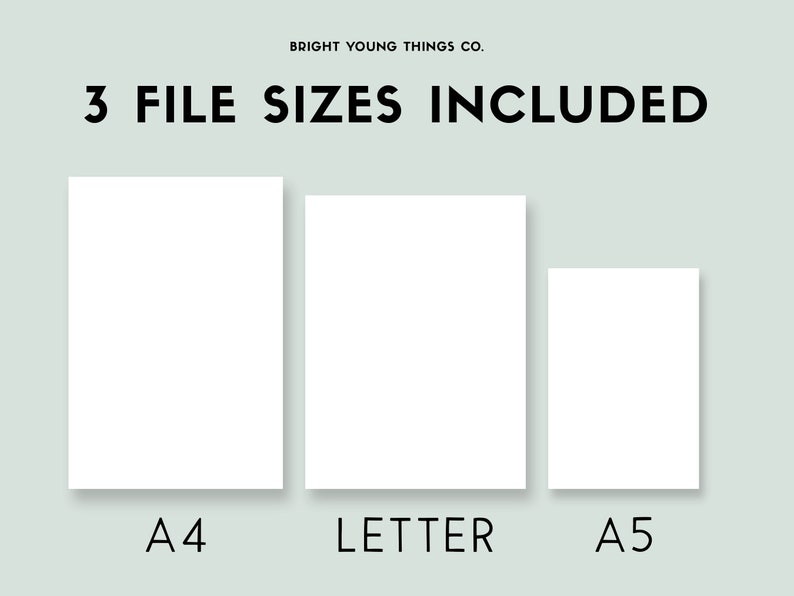 Op de afbeelding: Drie witte rechthoeken met de tekst "A4", "LETTER" en "A5" eronder, die de drie bestandsgroottes aangeven die zijn inbegrepen in de digitale download. De tekst "3 FILE SIZES INCLUDED" staat bovenaan de afbeelding, en de tekst "BRIGHT YOUNG THINGS CO." staat daarboven.