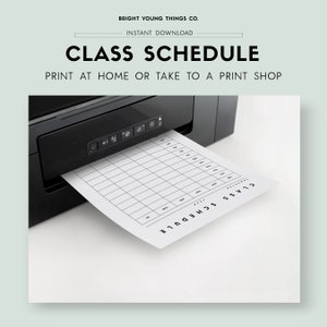 Puede incluir: Una plantilla de horario de clases imprimible en blanco y negro que se est&aacute; imprimiendo desde una impresora negra. La plantilla tiene columnas para los d&iacute;as de la semana, la hora, la clase y las notas.