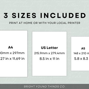 Pu&ograve; includere: Un grafico che mostra tre diverse dimensioni di carta: A4, US Letter e A5. Le dimensioni sono elencate sia in pollici che in millimetri. Il testo "3 SIZES INCLUDED" &egrave; nella parte superiore del grafico, e il testo "PRINT AT HOME OR WITH YOUR LOCAL PRINTER" &egrave; sotto. Il testo "BRIGHT YOUNG THINGS CO." &egrave; nella parte inferiore del grafico.