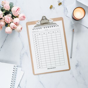 Puede incluir: Una plantilla de horario de clases en blanco en un portapapeles con un clip plateado. El horario est&aacute; dividido en columnas para el semestre, el a&ntilde;o, la hora, el lunes, el martes, el mi&eacute;rcoles, el jueves y el viernes. La plantilla est&aacute; impresa en papel blanco con texto negro y l&iacute;neas.