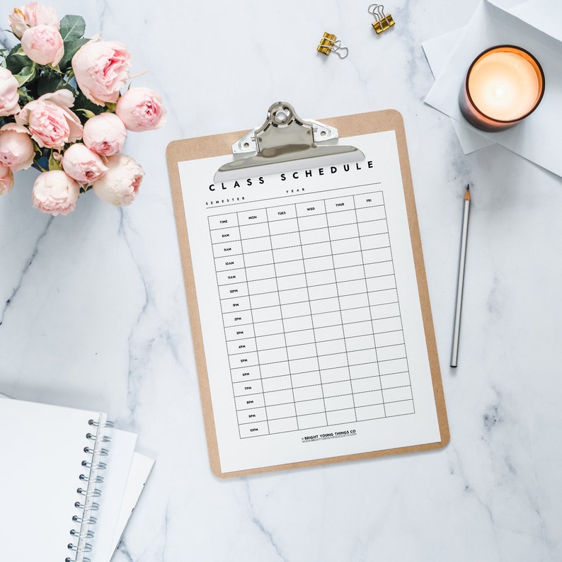 Puede incluir: Una plantilla de horario de clases en blanco en un portapapeles con un clip plateado. El horario est&aacute; dividido en columnas para el semestre, el a&ntilde;o, la hora, el lunes, el martes, el mi&eacute;rcoles, el jueves y el viernes. La plantilla est&aacute; impresa en papel blanco con texto negro y l&iacute;neas.