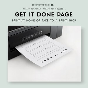 Op de afbeelding: Een afdrukbare "Get It Done"-pagina met vijf lege regels om taken op te schrijven. De pagina wordt afgedrukt vanuit een zwarte printer.
