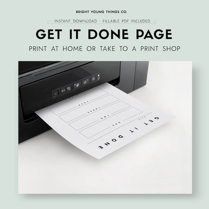 Op de afbeelding: Een afdrukbare "Get It Done"-pagina met vijf lege regels om taken op te schrijven. De pagina wordt afgedrukt vanuit een zwarte printer.