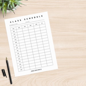 Puede incluir: Una plantilla de horario de clases imprimible con columnas para semestre, a&ntilde;o, hora, lunes, martes, mi&eacute;rcoles, jueves y viernes. La plantilla est&aacute; dise&ntilde;ada para que los estudiantes organicen sus clases.