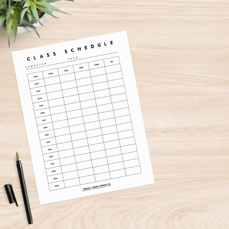 Puede incluir: Una plantilla de horario de clases imprimible con columnas para semestre, a&ntilde;o, hora, lunes, martes, mi&eacute;rcoles, jueves y viernes. La plantilla est&aacute; dise&ntilde;ada para que los estudiantes organicen sus clases.