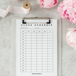 Puede incluir: Una plantilla de horario de clases imprimible en un portapapeles con el texto "CLASS SCHEDULE" y "SEMESTER YEAR" en la parte superior. La plantilla tiene columnas para la hora, el lunes, el martes, el mi&eacute;rcoles, el jueves y el viernes.