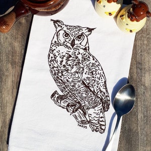 Geschirrtuch mit einer Siebdruck schokoladenbraunen Eule - Mehlsack 100% Baumwolle Handtuch - ideal für Hochzeitsgeschenke - Cottage Decor - Wald Eule