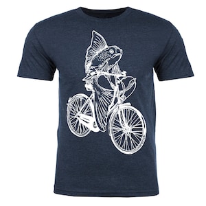 Peut inclure: Un t-shirt bleu marine avec un motif blanc d'un poisson à vélo.