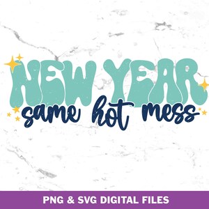Puede incluir: Diseño digital con el texto "NEW YEAR same hot mess" en verde azulado y azul marino, con acentos de estrellas amarillas. El diseño está sobre un fondo de mármol blanco. La parte inferior de la imagen dice "PNG & SVG DIGITAL FILES".