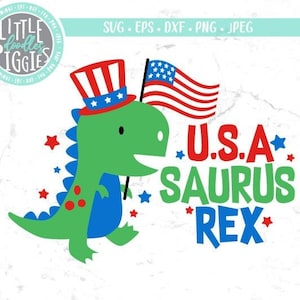 Puede incluir: Un dinosaurio verde con un sombrero rojo, blanco y azul y sosteniendo una pequeña bandera estadounidense. El texto "U.S.A. Saurus Rex" está escrito en letras rojas, blancas y azules.