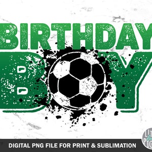 Op de afbeelding: Groen en zwart grafisch ontwerp met de tekst "Birthday Boy" en een voetbal met een zwart-wit ontwerp.