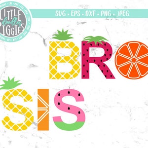 Op de afbeelding: Een kleurrijk grafisch ontwerp met de woorden "BRO SIS" in grote letters. De letters zijn versierd met fruitpatronen, waaronder ananas, watermeloen, aardbei en sinaasappel.