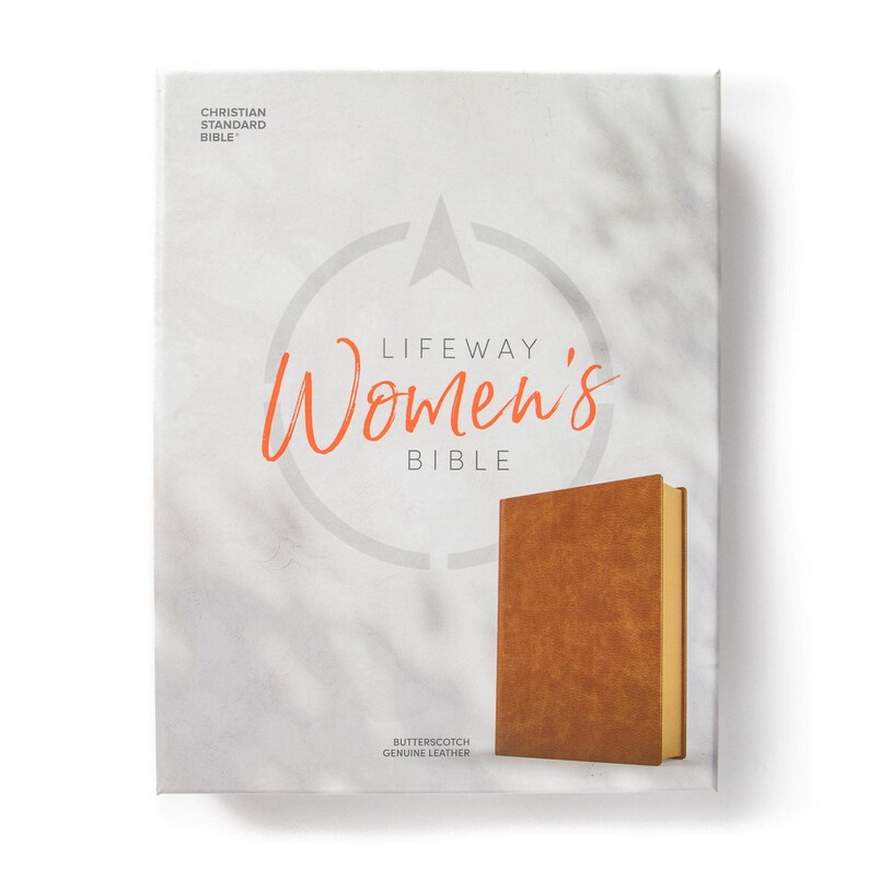 Op de afbeelding: Een bruine leren gebonden Bijbel met de titel "LifeWay Women's Bible" en de woorden "Butterscotch Genuine Leather" gedrukt op de omslag.